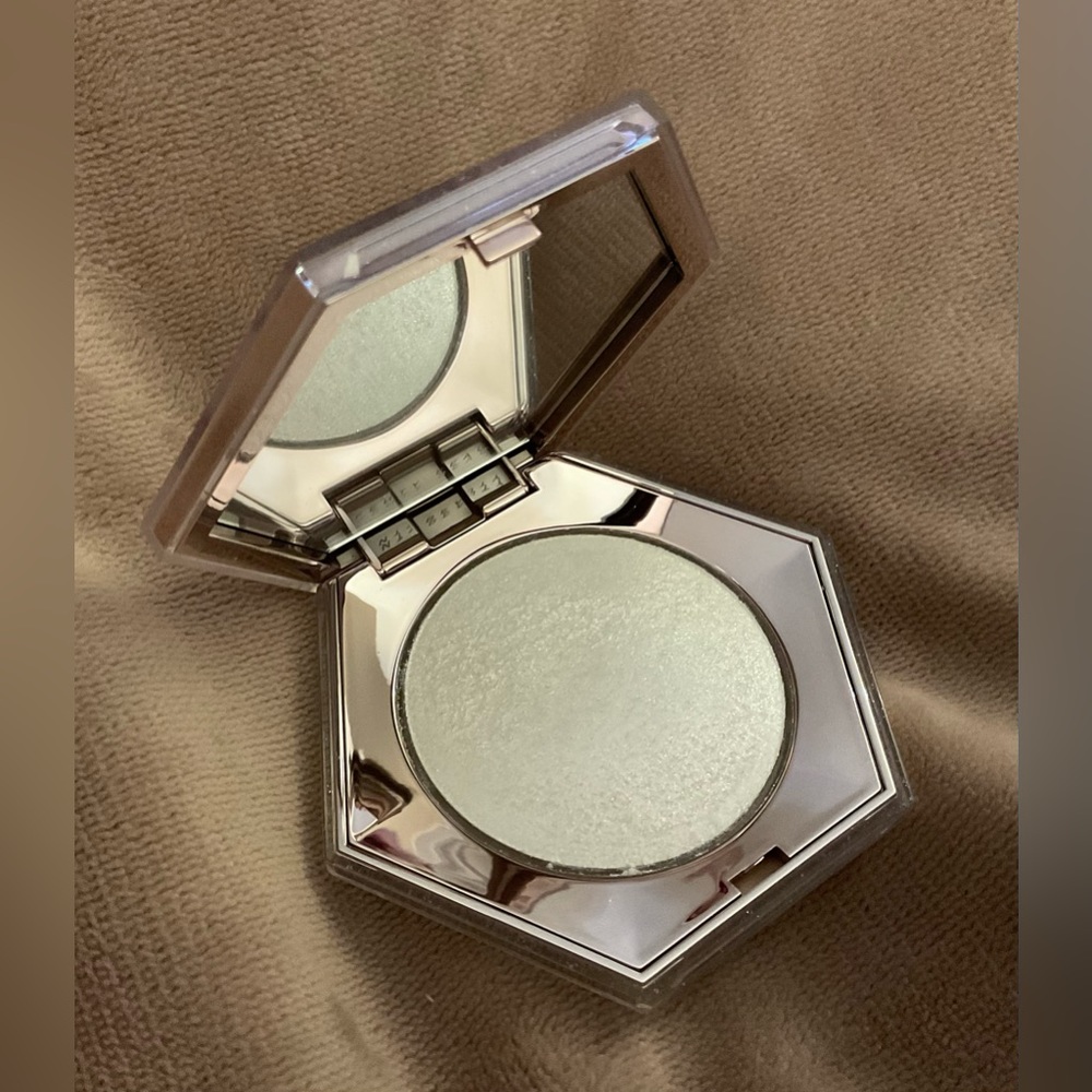 Fenty Beauty by Rihanna Diamond Bomb All-Over Diamond Veil SHADE HOW MANY CARATS